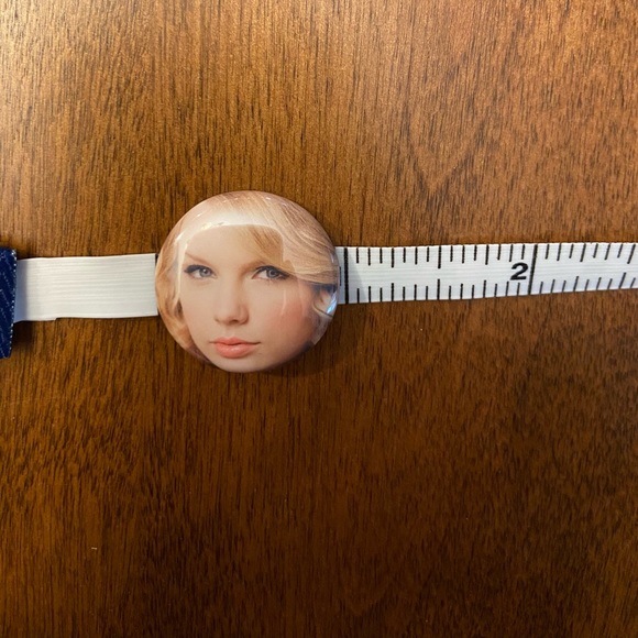 Taylor Swift - Mini Pins - Set of 2 - Picture 4 of 5